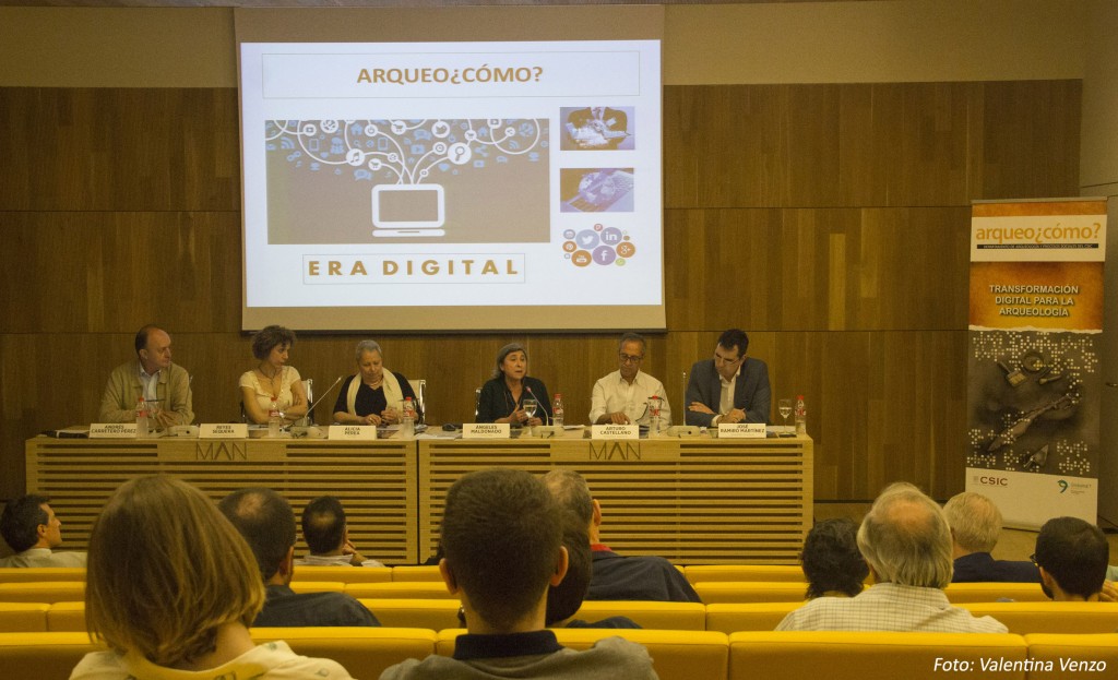 Mesa presidencial. De izquierda a derecha, Andrés Carretero, Reyes Sequera, Alicia Perea, Ángeles Maldonado, Arturo Castellano y José Ramiro Martínez